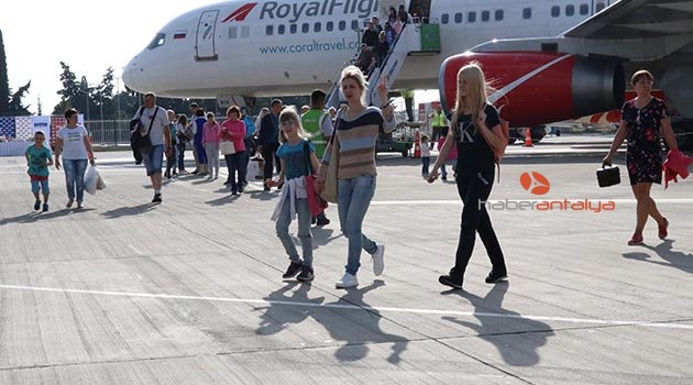 224 Rus turist çiçeklerle karşılandı
