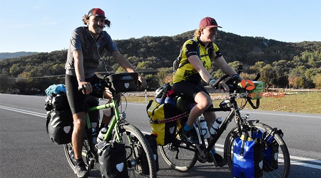 5 bin kilometre pedal çevirerek Kaş'a geldiler