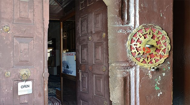 500 yıllık caminin altın yaldızlı mühürleri bir bir kayboluyor