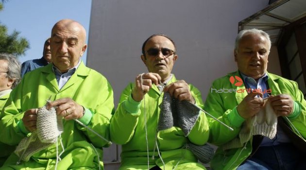 60 yaş üzeri üniversitede sabah sporla başlayan derslerde erkek öğrenciler örgü örüp, kadınlar tamirat yapıyor