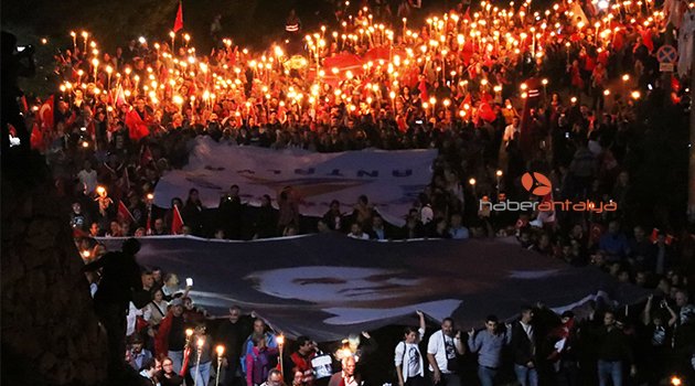 600 metrelik Türk bayrağıyla 4 kilometre yürüdüler