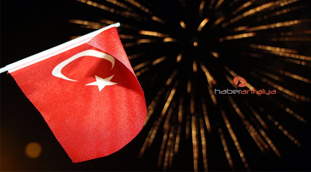 600 metrelik Türk bayraklı fener alayı