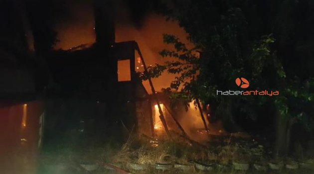 70 yıllık ahşap ev küle döndü
