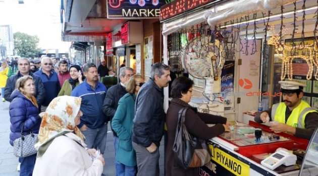 80'lik Ayşen nine, otomobil hayalini çeyrek bilete bağladı