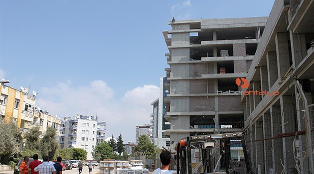 9 katlı inşaatın çatısına çıkıp dua etti