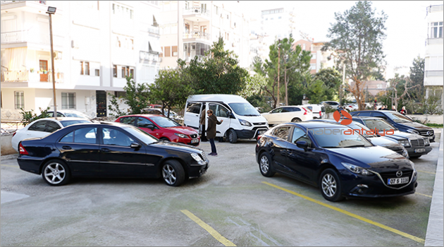 9 otomobilin camlarını kırdılar