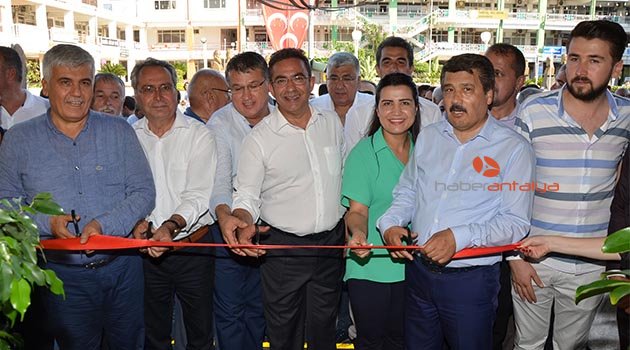 Adaylar açılışta buluştu
