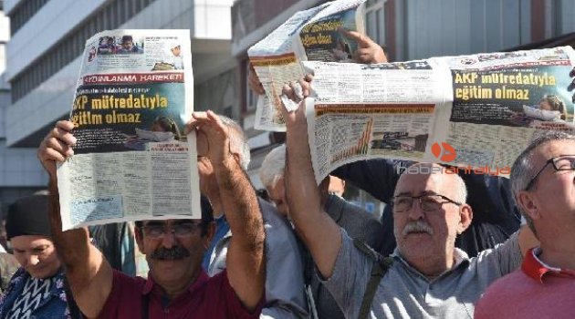 Adliye önünde müfredat açıklaması
