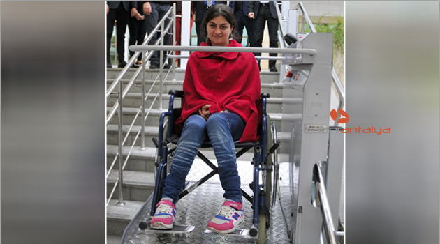 Adliyeye engelliler için 5 kayar asansör