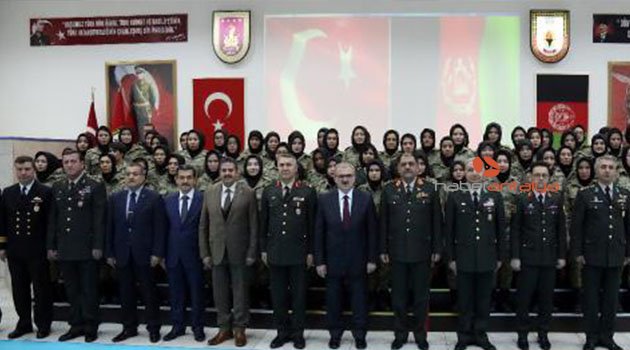 Afgan kadın subaylar savaşa hazır