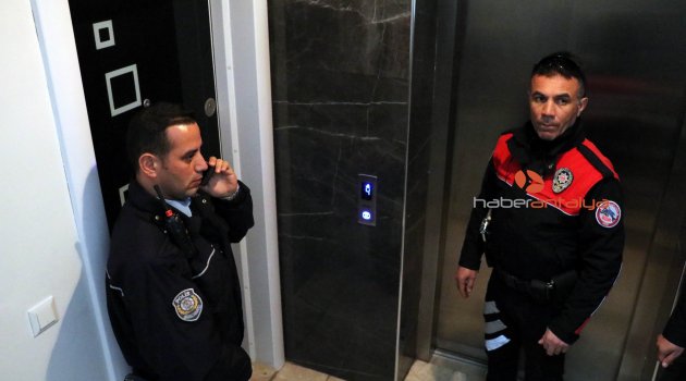 Ailesinin içeriye kilitleyip işe gittiği 5 yaşındaki Iraklı kızı polis kurtardı