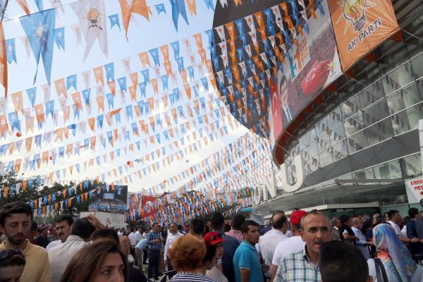 AK PARTİ'DE 40 BİN KİŞİYLE KONGRE