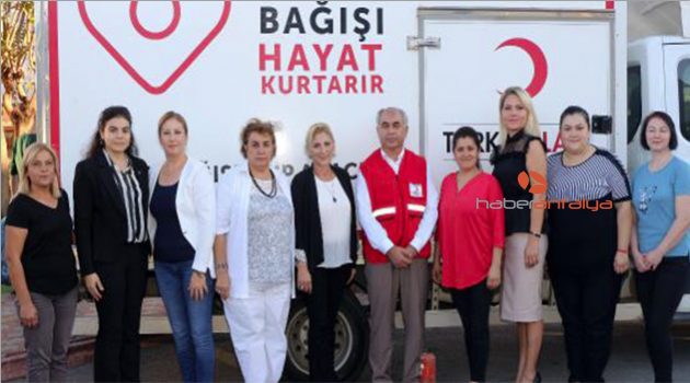 Ak Partili kadınlardan Kızılay'a battaniye