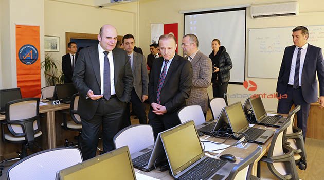 Akdeniz Üniversitesi öğrencilerine Finans Laboratuvarı