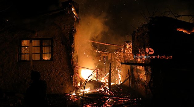 AKSEKİ’DE ASIRLIK EV YANGINDA KÜL OLDU