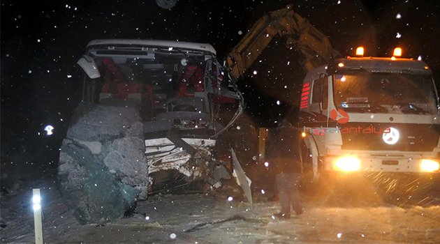 AKSEKİ’DE YOLCU OTOBÜSÜ DEVRİLDİ: 17 YARALI