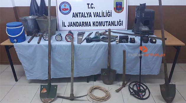 Akseki'de define avcıları suçüstü yakalandı