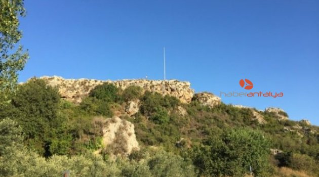 Aksu’daki Kızkoparan Tepesinde asılı Türk bayrağı çalındı
