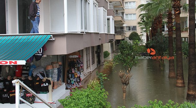  Alanya’da hortum ve yağmur hayatı felç etti