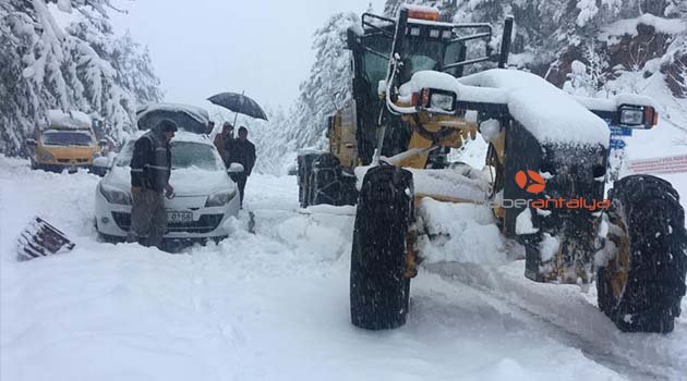 Alanya’da karda mahsur kalanları büyükşehir ekipleri kurtardı
