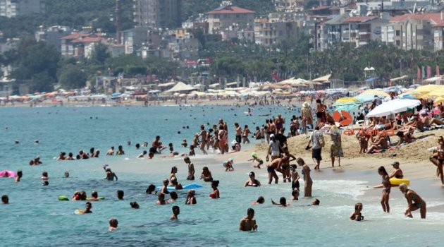 Alanya’da plajlar tıklım tıklım (Antalya hava durumu)