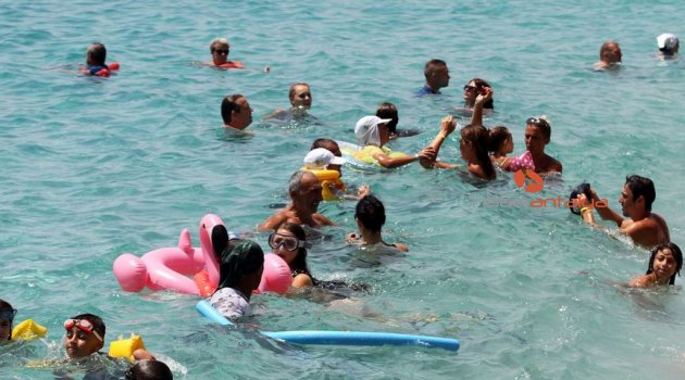 Alanya’da plajlar tıklım tıklım