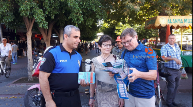 Alanya polisi turistlere harita dağıttı