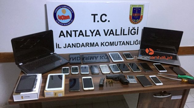  Alanya'da 22 cep telefonu çalan 3 şüpheli yakalandı
