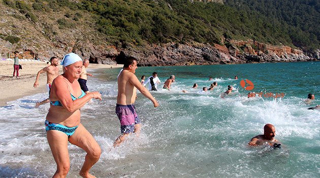 ALANYA'DA DENİZ SEZONU AÇILDI