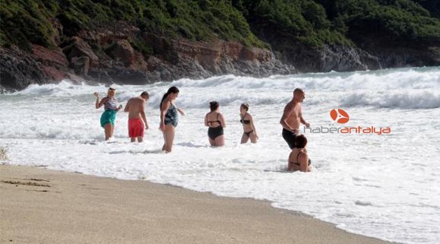 Alanya'da güneş açtı, tatilciler plaja indi