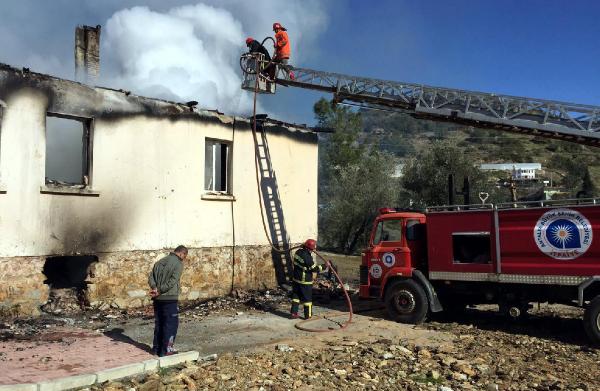 ALANYA'DA OKULDA YANGIN PANİĞİ