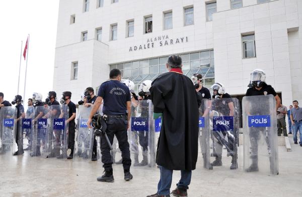PROTESTOCU AVUKATLARA BİBER GAZLI MÜDAHALE