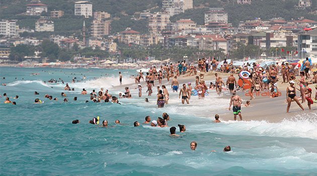 Alanya'da tatilciler plajları doldurdu