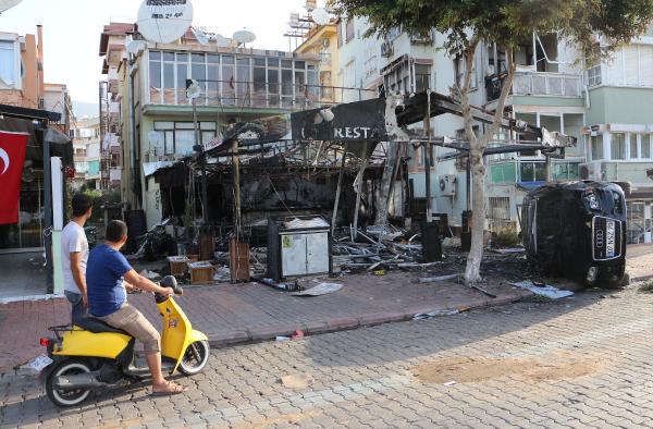 ALANYA'DA TERÖRE TEPKİ EYLEMLERİNDE 11 İŞYERİ YAKILDI