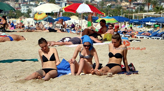ALANYA'DA TURİSTLERİN DENİZ KEYFİ