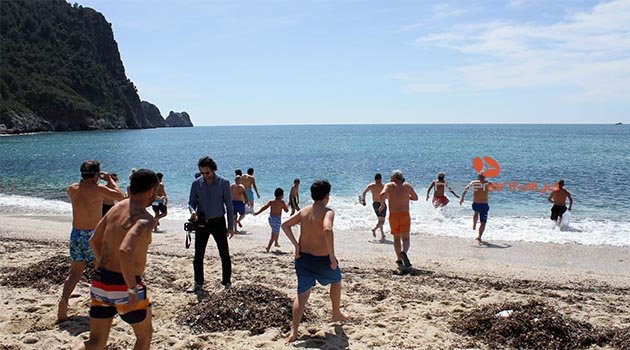 Alanya'da turizmciler ve turistler birlikte denize girdi