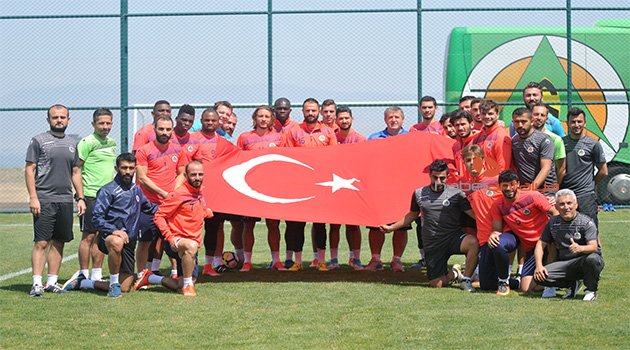 Alanyaspor 15 Temmuz şehitlerini andı