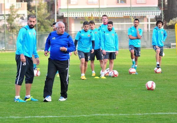 YOLLARINI AYIRDI