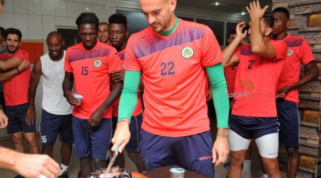 Alanyaspor'da sürpriz kutlama