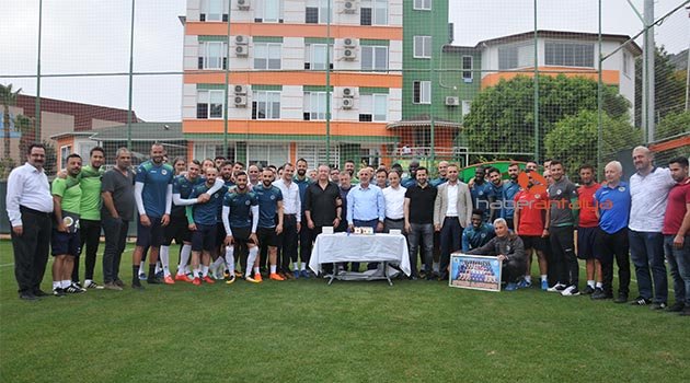 Alanyasporlu futboculardan Çavuşoğlu’na sürpriz kutlama