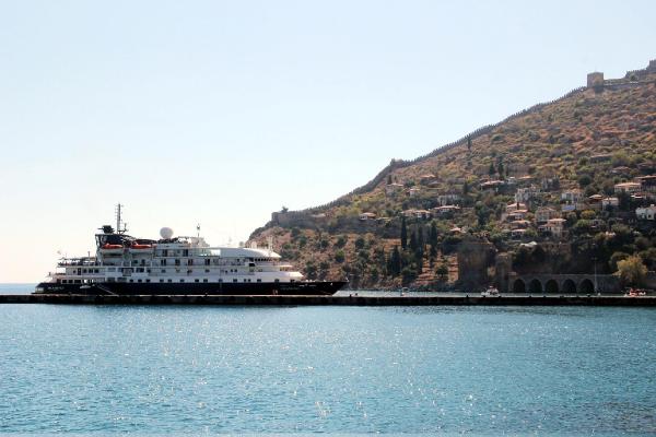 TURİSTLER ALANYA'YA GEMİYLE GELDİ