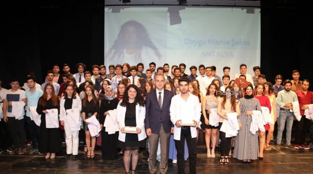 ALKÜ'lü ilk tıbbiyeliler önlüklerini giydi