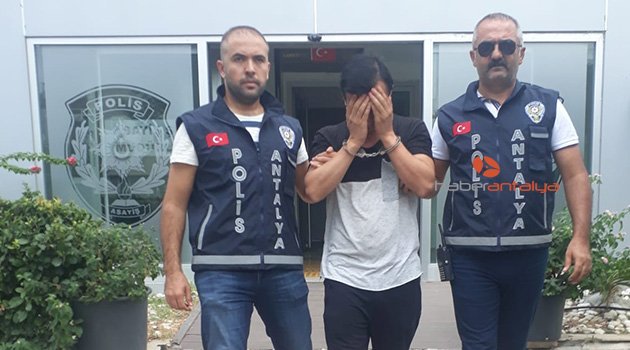 Alman arkadaşının güvenini kazandı ve...