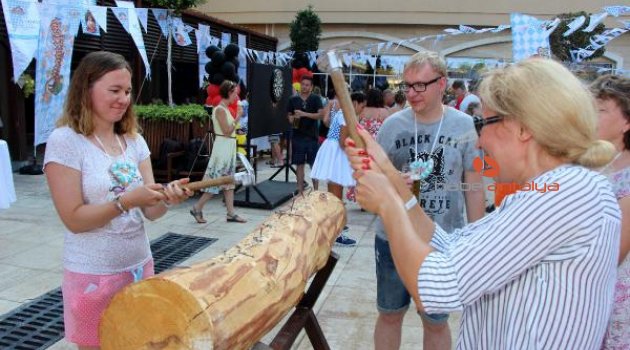 Alman turistler Oktoberfest'i kutladı