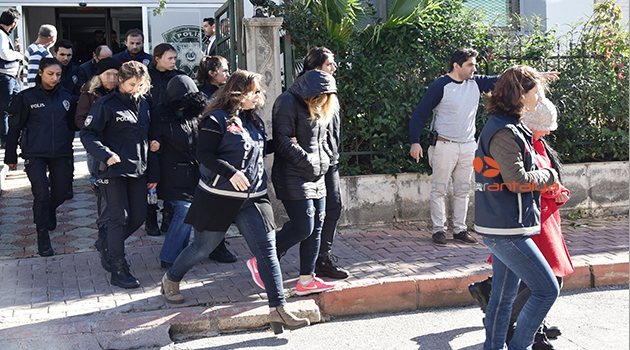 Alman turistleri dolandıran çete sorguda