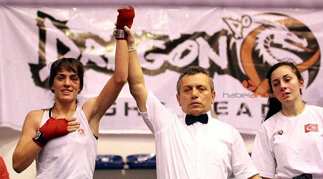 ALTIN MADALYAYI POLİSLERE ARMAĞAN ETTİ