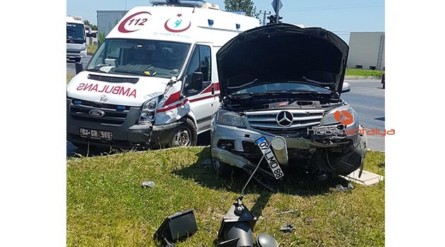 Ambulansla otomobil çarpıştı