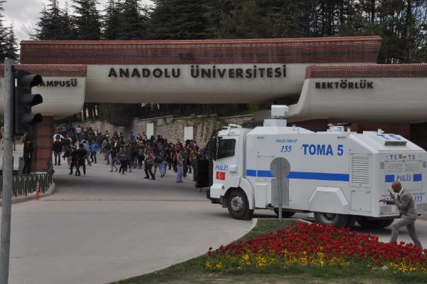 Anadolu Üniversitesi'ndeki Gerginliğe Polis Müdahalesi