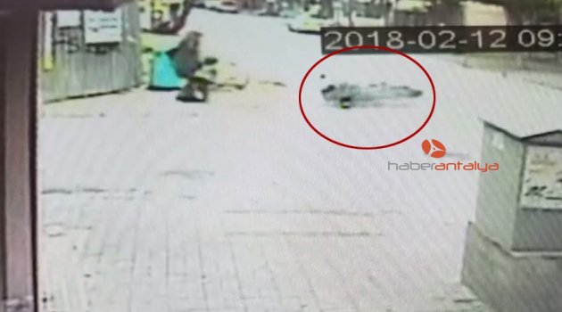 Anne ve çocuğu motosikletin altında kalmaktan son anda kurtuldu
