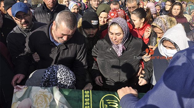 Annenin kızına vedası yürek burktu